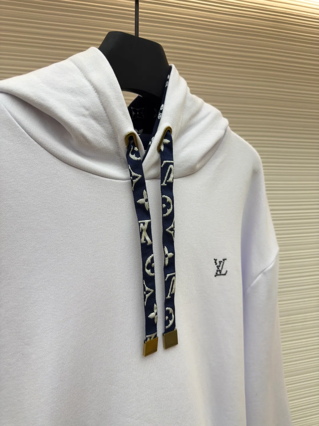 LOUIS VUITTON small logo hooded sweatshirt ●Authentic product: Purchased and developed by 10989 ●Item number: 1680307-A65 ●Fabric: pure cotton fabric ●Technology: jacquard production ●Version: fitted version ●Weight: about 850 grams ●Size: S-M-L-XL ●Description: Using pure cotton yarn for weaving, special weaving and finishing techniques are used. In addition, the production process of scale base fabric is relatively complicated and requires multiple processes to complete. The printing process combines the bright colors of glue printing with the characteristics of high-density elastic materials, allowing the printed pattern to better adapt to the expansion and contraction of the fabric. The hot brick process refers to the technology of fixing hot diamonds on clothing fabrics through high-temperature ironing, adding a unique visual effect. Accurately mark the location of the ironing tile pattern to ensure precision when ironing. Same style for men and women!